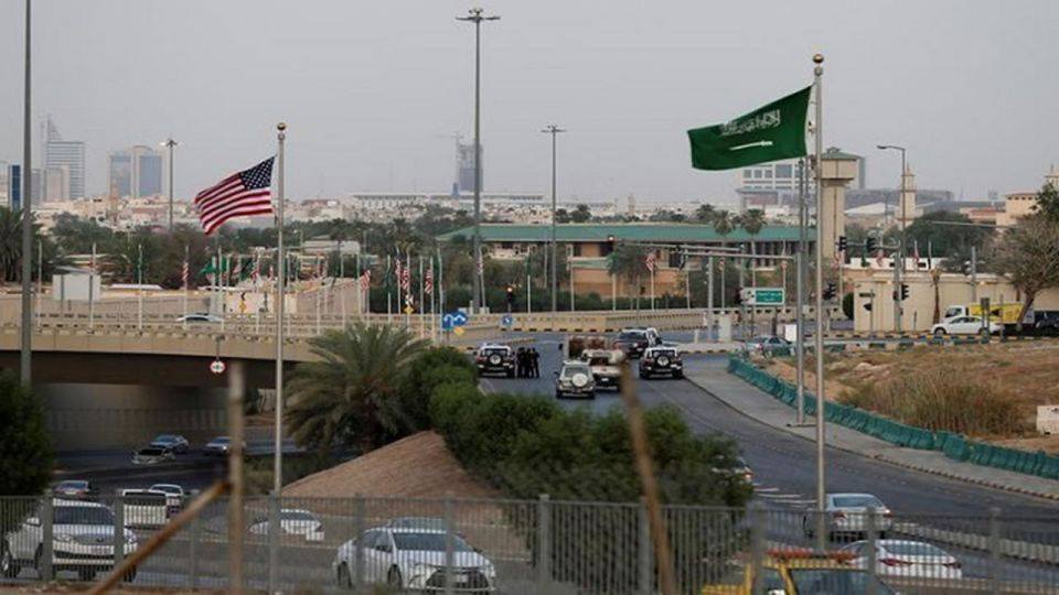 السفارة الأميركية بالرياض تحذر مواطنيها من مخالفة الأنظمة بالسعودية