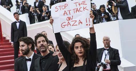 فنانة لبنانية ترفع شعار « اوقفوا العدوان على غزة » بمهرجان كان السينمائي