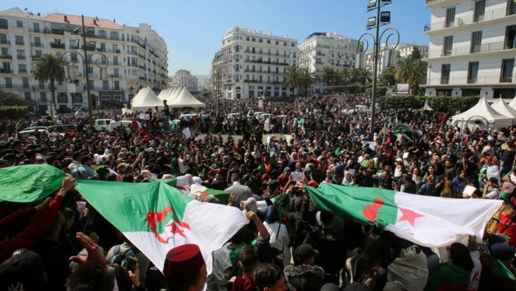 الحزب الحاكم في الجزائر يدعو بوتفليقة للاستقالة