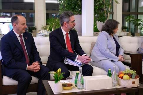 رئيس دولة الإمارات العربية المتحدة يستقبل وزير التجارة الأمريكي لمناقشات ثنائية