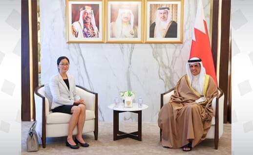 رئيس مجلس الشورى البحريني والقائم بأعمال الدبلوماسي الصيني يعززان العلاقات الثنائية ويناقشان السلام والاستثمار والتجارة