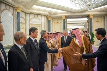 لقاء رسمي بين ولي العهد السعودي ورئيس وزراء سنغافورة