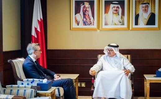وزير الخارجية يجتمع مع السفير الفرنسي لدى البحرين