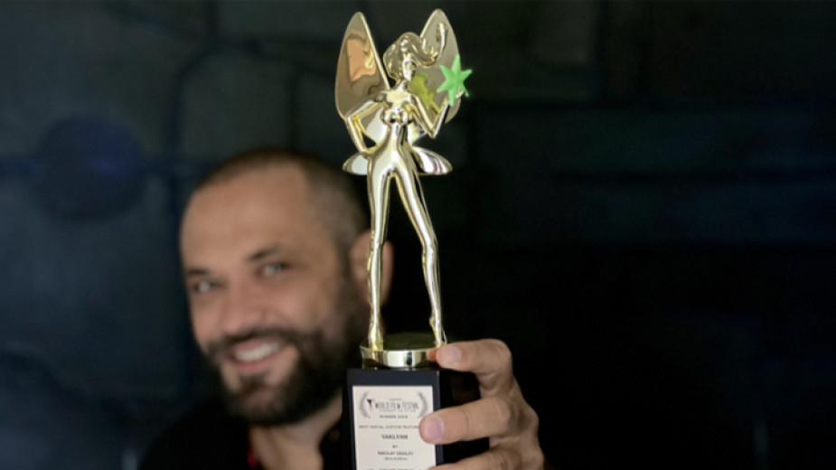 “فكلوش” يفوز بجائزة اليراعة الذهبية للعدالة الاجتماعية في كان
