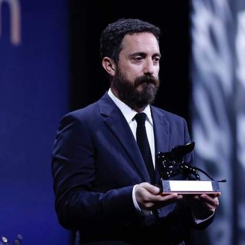 جائزة أفضل سيناريو في فينيسيا80: غييرمو كالديرون وبابلو لاراين يحصلان على جائزة “الكوندي”