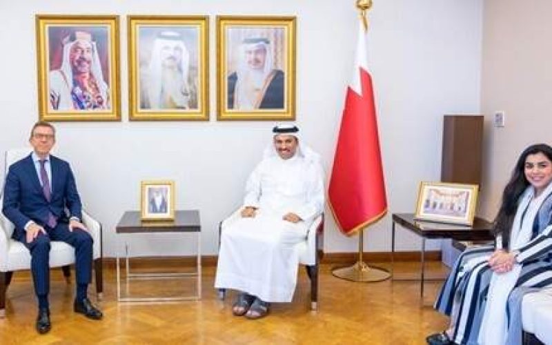 وزير الإعلام يشيد بمتانة العلاقات البحرينية الفرنسية