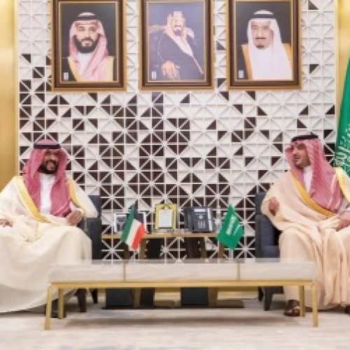 تعزيز التعاون الأمني بين السعودية والكويت: نقاشات مهمة تجمع بين وزيري الداخلية