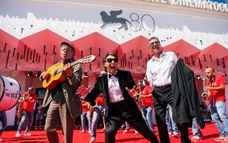 السجادة الحمراء لفيلم « إنزو جاناتشي فنغو أنشيو » تضيء معرض بينالي السينما 2023 في فينيزيا80