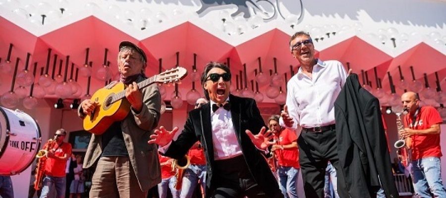 السجادة الحمراء لفيلم « إنزو جاناتشي فنغو أنشيو » تضيء معرض بينالي السينما 2023 في فينيزيا80