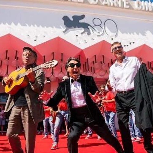 السجادة الحمراء لفيلم “إنزو جاناتشي فنغو أنشيو” تضيء معرض بينالي السينما 2023 في فينيزيا80