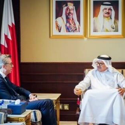 وزير الخارجية يجتمع مع السفير الفرنسي لدى البحرين