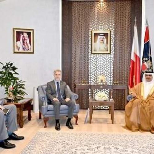 وزير الداخلية يجتمع مع السفير البريطاني الجديد