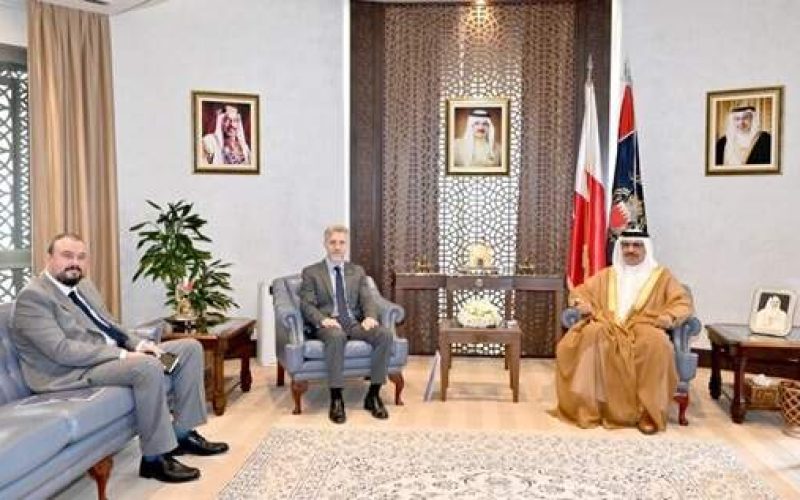 وزير الداخلية يجتمع مع السفير البريطاني الجديد