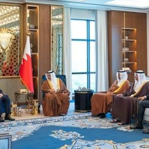 صاحب السمو نائب الملك يلتقي بالسفير الفرنسي المعين حديثًا لمملكة البحرين