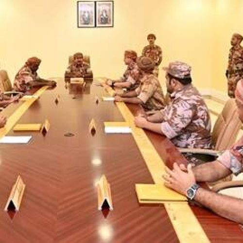 القائد العسكري العماني يزور اللجان الفرعية لإدارة الحالات الطارئة