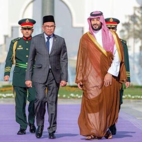 ولي العهد السعودي يستقبل رئيس وزراء ماليزيا لإجراء مباحثات ثنائية