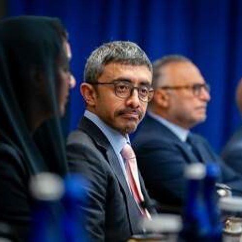 عبدالله بن زايد ووزير الخارجية السعودي يبحثان جهود حل الأزمة اليمنية مع وزير الخارجية الأمريكي في نيويورك