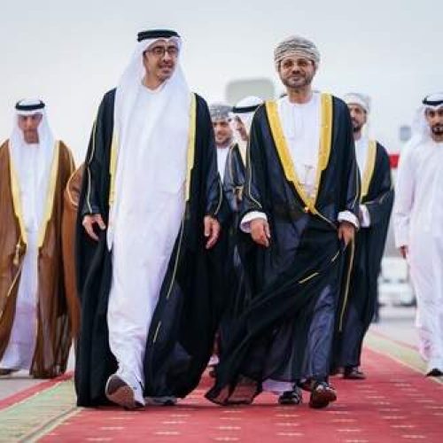 عبدالله بن زايد يصل مسقط للمشاركة في الاجتماع الوزاري الاستثنائي لدول مجلس التعاون