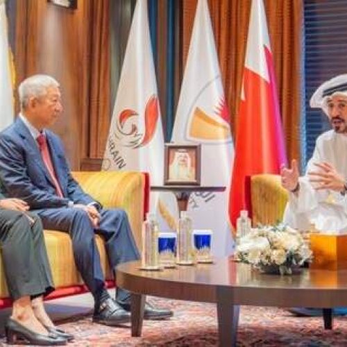 لقاء بين سمو الشيخ خالد بن حمد ونائب رئيس اللجنة الأولمبية الدولية إنج سير ميانج
