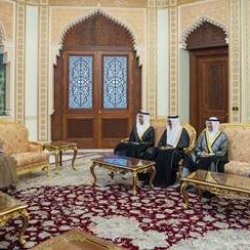 سلطان عمان يستقبل عبدالله بن زايد ووزراء خليجيين في اجتماع خليجي استثنائي
