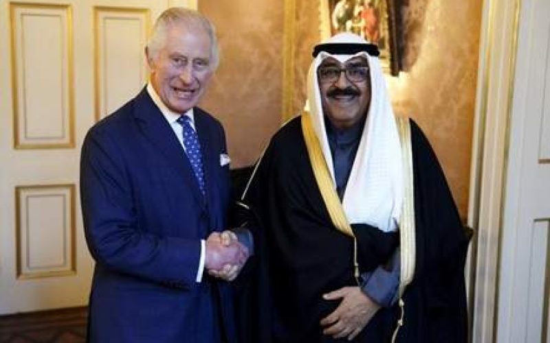 ولي عهد الكويت يجري محادثات مع العاهل البريطاني تشارلز