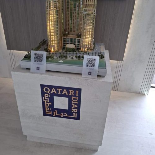 عرض سيتي جيت نيو كايرو في الجناح القطري خلال معرض ميبم 2025.