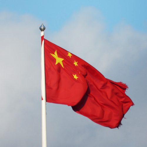 عقد سري بقيمة 243 مليار دولار: وسائل الإعلام الصينية تدافع عن شركة آبل