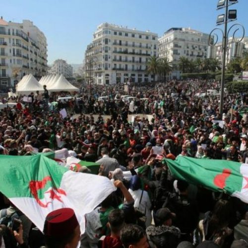 الحزب الحاكم في الجزائر يدعو بوتفليقة للاستقالة