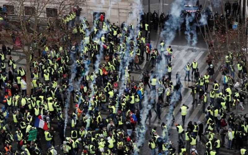 مباشر: صدامات وإطلاق الغاز المسيل للدموع وسط باريس في مظاهرات جديدة “للسترات الصفراء”