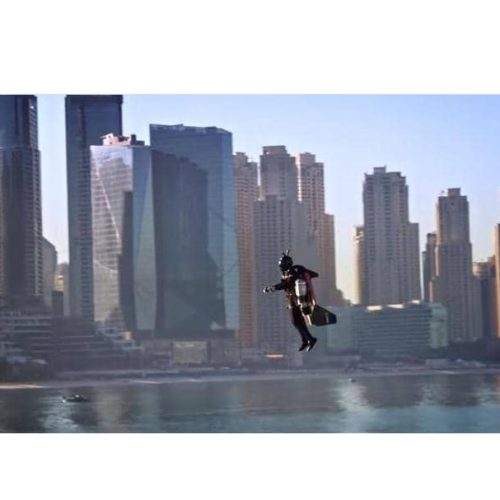 بالفيديو.. الرجل الطائر “يفعلها” في سماء دبي