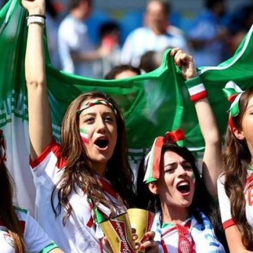 صورة مشجعة إيرانية في كأس العالم تثير الجدل… ما قصتها