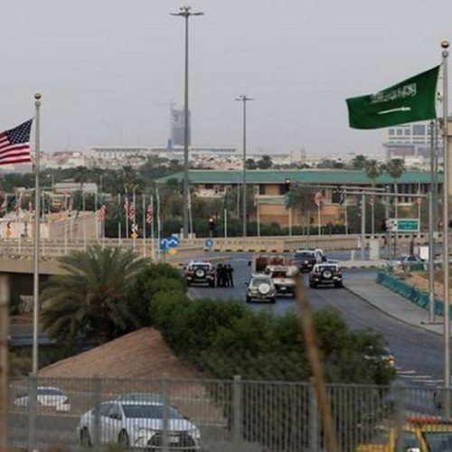 السفارة الأميركية بالرياض تحذر مواطنيها من مخالفة الأنظمة بالسعودية